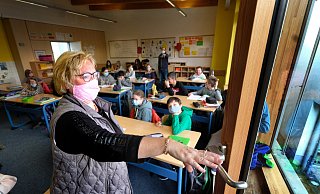 Mit Maske und viel Lüften: In Bielefeld scheinen solche Maßnahmen in Schulen zu helfen. Es gebe weniger Ansteckungen, so der Krisenstab. - Frücht Mit Maske und viel Lüften: In Bielefeld scheinen solche Maßnahmen in Schulen zu helfen. Es gebe weniger Ansteckungen, so der Krisenstab. - Frücht