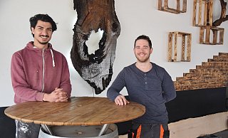 Mehmet Sezen (l.) und Thomas Berger wollen ihr Restaurant im November eröffnen. Viele optische Highlights aus Holz wird es darin geben. - Mareike Patock Mehmet Sezen (l.) und Thomas Berger wollen ihr Restaurant im November eröffnen. Viele optische Highlights aus Holz wird es darin geben. - Mareike Patock