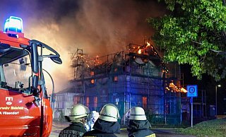 Bei Eintreffen der Feuerwehr stand der Rohbau im Bielefelder Norden bereits im Vollbrand und drohte auf Nachbarhäuser überzugreifen. - Paul Brinkmann Bei Eintreffen der Feuerwehr stand der Rohbau im Bielefelder Norden bereits im Vollbrand und drohte auf Nachbarhäuser überzugreifen. - Paul Brinkmann