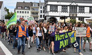 Fridays for Future: Rund 150 Demonstranten ziehen durch die Paderborner Innenstadt. - Svenja Ludwig Fridays for Future: Rund 150 Demonstranten ziehen durch die Paderborner Innenstadt. - Svenja Ludwig