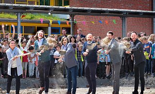 Für das Großbauprojekt „Zukunftsfähige Schulen Gütersloh“ ist an der Grundschule Nordhorn der erste Spatenstich erfolgt. Schulleiterin Jutta Hermann (von links), Architekt Kilian Kresing, Bürgermeister Norbert Morkes, Schuldezernent Henning Matthes sowie die Fachbereichsleiter Thorsten Merschmann und Tim Neubauer greifen beim offiziellen Start zum Spaten. - Andreas Frücht Für das Großbauprojekt „Zukunftsfähige Schulen Gütersloh“ ist an der Grundschule Nordhorn der erste Spatenstich erfolgt. Schulleiterin Jutta Hermann (von links), Architekt Kilian Kresing, Bürgermeister Norbert Morkes, Schuldezernent Henning Matthes sowie die Fachbereichsleiter Thorsten Merschmann und Tim Neubauer greifen beim offiziellen Start zum Spaten. - Andreas Frücht