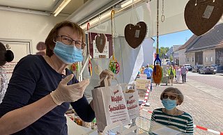 Lange Schlangen bildeten sich am Pfingstmontag auf der Neutorstraße vor dem Waffelstand von Kornelia Arendes. - Bannenberg Lange Schlangen bildeten sich am Pfingstmontag auf der Neutorstraße vor dem Waffelstand von Kornelia Arendes. - Bannenberg