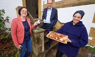 Am Eingang des Museums am Waldhof stoßen Sarah Strickmann (Bielefeld Marketing), ihr Chef, Martin Knabenreich und die Direktorin des Kunstvereins, Nadine Droste mit einem kleinen Glühwein an. Tapas werden im Museumshof auch bald gereicht.?Foto: Peter Unger - Peter Unger Am Eingang des Museums am Waldhof stoßen Sarah Strickmann (Bielefeld Marketing), ihr Chef, Martin Knabenreich und die Direktorin des Kunstvereins, Nadine Droste mit einem kleinen Glühwein an. Tapas werden im Museumshof auch bald gereicht.?Foto: Peter Unger - Peter Unger