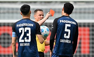 Schiedsrichter Robert Kampka zeigt Paderborns Santiago Castañeda die Rote Karte. - IMAGO/Ulrich Hufnagel Schiedsrichter Robert Kampka zeigt Paderborns Santiago Castañeda die Rote Karte. - IMAGO/Ulrich Hufnagel