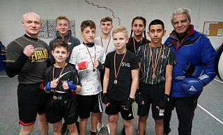 Das erfolgreiche SVB-Team: Trainer Andreas Blum (v.l.), Neven Jokic, Eduard Hafner, Festim Nimani, Peter Geit, Nikita Kalinicenko, Jasina Zenelowski, Jasin Zenelowski und Trainer Osman Mutluay. - Peter Unger Das erfolgreiche SVB-Team: Trainer Andreas Blum (v.l.), Neven Jokic, Eduard Hafner, Festim Nimani, Peter Geit, Nikita Kalinicenko, Jasina Zenelowski, Jasin Zenelowski und Trainer Osman Mutluay. - Peter Unger