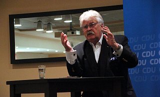Leidenschaftlich spricht Elmar Brok in Bünde über die Lage in der Ukraine. Den russischen Präsidenten Wladimir Putin kritisiert er scharf. - Florian Weyand Leidenschaftlich spricht Elmar Brok in Bünde über die Lage in der Ukraine. Den russischen Präsidenten Wladimir Putin kritisiert er scharf. - Florian Weyand