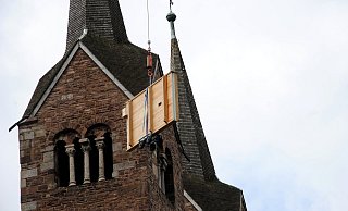 Spektakulärer Einsatz in Corvey: Die Elemente der Balganlage der restaurierten Orgel fliegen an den Türmen des Westwerks vorbei in den Dachraum der Kirche. - Kirchengemeinde Spektakulärer Einsatz in Corvey: Die Elemente der Balganlage der restaurierten Orgel fliegen an den Türmen des Westwerks vorbei in den Dachraum der Kirche. - Kirchengemeinde