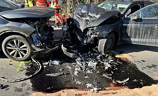 Bei einem Unfall in Rödinghausen prallten zwei Autos frontal zusammen. - Feuerwehr Rödinghausen Bei einem Unfall in Rödinghausen prallten zwei Autos frontal zusammen. - Feuerwehr Rödinghausen