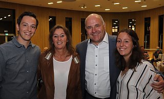 Bürgermeister Hubert Erichlandwehr freut sich über die Wiederwahl und seine fünfte Amtszeit. Unterstützung hatte er stets von der Familie, Sohn Tristan (v.l.), Ehefrau Natascha und Tochter Helena. - Sigurd Gringel Bürgermeister Hubert Erichlandwehr freut sich über die Wiederwahl und seine fünfte Amtszeit. Unterstützung hatte er stets von der Familie, Sohn Tristan (v.l.), Ehefrau Natascha und Tochter Helena. - Sigurd Gringel
