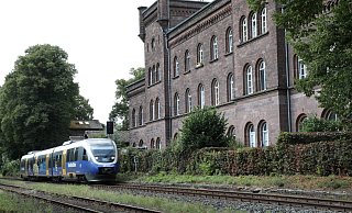 Das Signal steht auf Rot: Ein Zug der Nordwestbahn bei der Vorbeifahrt am alten Corveyer Bahnhof. - Simone Flörke Das Signal steht auf Rot: Ein Zug der Nordwestbahn bei der Vorbeifahrt am alten Corveyer Bahnhof. - Simone Flörke