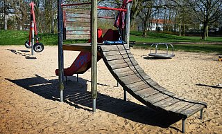 Ungewohnter Anblick: Bei strahlendem Frühlingswetter bleiben die Geräte auf den Spielplätzen unbenutzt. - BARBARA FRANKE Ungewohnter Anblick: Bei strahlendem Frühlingswetter bleiben die Geräte auf den Spielplätzen unbenutzt. - BARBARA FRANKE