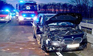 Bei einer Kollision von drei Fahrzeugen auf der Autobahn 44 auf der Richtungsfahrbahn werden vier Personen verletzt, zwei von ihnen schwer. - Ralph Meyer Bei einer Kollision von drei Fahrzeugen auf der Autobahn 44 auf der Richtungsfahrbahn werden vier Personen verletzt, zwei von ihnen schwer. - Ralph Meyer