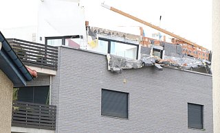 Dieses Haus an der Riemekestraße ist derzeit unbewohnbar. Auf dem am Tag nach dem Tornado entstandenen Foto sind die Reste der Penthouse-Etage noch zu erkennen. - Holger Kosbab Dieses Haus an der Riemekestraße ist derzeit unbewohnbar. Auf dem am Tag nach dem Tornado entstandenen Foto sind die Reste der Penthouse-Etage noch zu erkennen. - Holger Kosbab