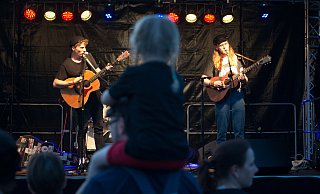 Viele Musiker wie Moe (l.) und Joschka Brings waren solo oder mit unterschiedichen Projekten immer wieder bei Schweicheln Rock City dabei. - ralf bittner Viele Musiker wie Moe (l.) und Joschka Brings waren solo oder mit unterschiedichen Projekten immer wieder bei Schweicheln Rock City dabei. - ralf bittner