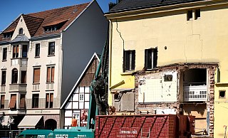 Der Anblick täuscht: Zwar lassen die Risse im ehemaligen Fasan-Gasthaus Schlimmes vermuten, allerdings gilt das Gebäude inzwischen als ausreichend gesichert. - Andreas Frücht Der Anblick täuscht: Zwar lassen die Risse im ehemaligen Fasan-Gasthaus Schlimmes vermuten, allerdings gilt das Gebäude inzwischen als ausreichend gesichert. - Andreas Frücht