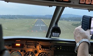 Der Anflug auf den Flugplatz Höxter-Holzminden aus dem Cockpit des Piloten gesehen. - Michael Miller Der Anflug auf den Flugplatz Höxter-Holzminden aus dem Cockpit des Piloten gesehen. - Michael Miller