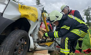 Bei einer Übung wird ein Dummy aus einem vermeintlich verunfallten Fahrzeug befreit. - FW Borgentreich Bei einer Übung wird ein Dummy aus einem vermeintlich verunfallten Fahrzeug befreit. - FW Borgentreich