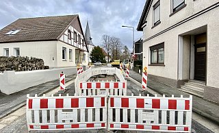 So wie auf diesem Bild vom Februar 2020 könnte es in den kommenden Jahren wieder auf der Löhner Straße aussehen. Denn der Hiddenhauser Gemeinderat hat beschlossen, beim Land Nordrhein-Westfalen einen Antrag auf Sanierung und Ausbau der Löhner Straße zu stellen. - Alexander Jenniches So wie auf diesem Bild vom Februar 2020 könnte es in den kommenden Jahren wieder auf der Löhner Straße aussehen. Denn der Hiddenhauser Gemeinderat hat beschlossen, beim Land Nordrhein-Westfalen einen Antrag auf Sanierung und Ausbau der Löhner Straße zu stellen. - Alexander Jenniches