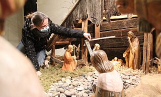 Die 1,5 Meter Coronaabstand gelten fürs Krippenspiel, nicht für die Krippe. Für unser Foto hat Margit Sundermeier einen Zollstock an die Krippe der Auferstehungskirche gehalten. - Ulf Hanke Die 1,5 Meter Coronaabstand gelten fürs Krippenspiel, nicht für die Krippe. Für unser Foto hat Margit Sundermeier einen Zollstock an die Krippe der Auferstehungskirche gehalten. - Ulf Hanke