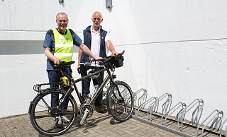 Uwe Diekmann und Gottfried Sielmann (v.l., ADFC Enger-Spenge) bemängeln, dass es an öffentlichen Sporteinrichtungen keine vernünftigen Fahrradständer gibt. - Karin Wessler Uwe Diekmann und Gottfried Sielmann (v.l., ADFC Enger-Spenge) bemängeln, dass es an öffentlichen Sporteinrichtungen keine vernünftigen Fahrradständer gibt. - Karin Wessler