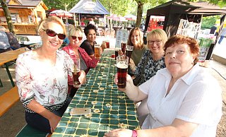 Auf die Freundschaft: Die Freundinnen Claudia (v. l.), Verena, Moni, Gabi, Annette und Helga haben sich ein schattiges Plätzchen unter den Platanen gesucht und stoßen mit schwarzem und blondem Bier an. - Jörg Stuke Auf die Freundschaft: Die Freundinnen Claudia (v. l.), Verena, Moni, Gabi, Annette und Helga haben sich ein schattiges Plätzchen unter den Platanen gesucht und stoßen mit schwarzem und blondem Bier an. - Jörg Stuke