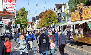 Auf der Hauptstraße in Brackwede tobt das Leben: Die Glückstalertage ziehen die Massen an. Crêpes und Kartoffeln sind in diesem Jahr beliebt, aber auch Lebkuchen und andere Süßwaren an den Buden. - Barbara Franke Auf der Hauptstraße in Brackwede tobt das Leben: Die Glückstalertage ziehen die Massen an. Crêpes und Kartoffeln sind in diesem Jahr beliebt, aber auch Lebkuchen und andere Süßwaren an den Buden. - Barbara Franke