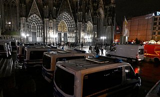 Nach Hinweisen auf mögliche Anschlagspläne wurden die Sicherheitsmaßnahmen am Kölner Dom erhöht. - Roberto Pfeil/dpa Nach Hinweisen auf mögliche Anschlagspläne wurden die Sicherheitsmaßnahmen am Kölner Dom erhöht. - Roberto Pfeil/dpa