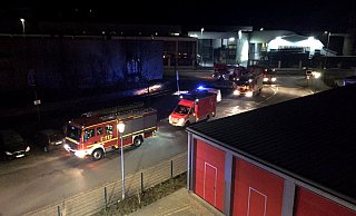 Die Feuerwehr war im Bereich Bahnhof Brackwede im Einsatz. Alle Gleise zwischen Bielefeld und Gütersloh mussten für gut 90 Minten gesperrt werden. - Stefan Gerold Die Feuerwehr war im Bereich Bahnhof Brackwede im Einsatz. Alle Gleise zwischen Bielefeld und Gütersloh mussten für gut 90 Minten gesperrt werden. - Stefan Gerold