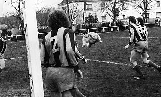 Toller Flugkopfball: Manfred Bredenkötter (Mitte) hechtet in Spiel des SV Löhne-Obernbeck gegen den VfL Holsen am 14. Februar 1972 durch den Strafraum. Auch der spätere Kreisvorsitzende Günter Temme (2. v. r., Nummer 5) kann nur staunend zuschauen. - Privat Toller Flugkopfball: Manfred Bredenkötter (Mitte) hechtet in Spiel des SV Löhne-Obernbeck gegen den VfL Holsen am 14. Februar 1972 durch den Strafraum. Auch der spätere Kreisvorsitzende Günter Temme (2. v. r., Nummer 5) kann nur staunend zuschauen. - Privat