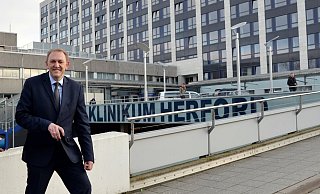 Peter Hutmacher ist seit Anfang des Jahres Vorstand im Klinikum Herford. - Lass/Montage Horstmann Peter Hutmacher ist seit Anfang des Jahres Vorstand im Klinikum Herford. - Lass/Montage Horstmann