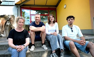 Lehrer Katrin Manthey und Nils Rabente mit Schülern Valentina Poerio und Malik Felfel auf der Treppe der Waldorfschule in Friedrichsdorf. - Andreas Frücht Lehrer Katrin Manthey und Nils Rabente mit Schülern Valentina Poerio und Malik Felfel auf der Treppe der Waldorfschule in Friedrichsdorf. - Andreas Frücht