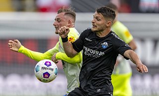 Der Ex-Paderborner Marlon Ritter (l.), der in Minute 59 zum 1:0 für Kaiserslautern traf, im Duell gegen Florent Muslija. - dpa Der Ex-Paderborner Marlon Ritter (l.), der in Minute 59 zum 1:0 für Kaiserslautern traf, im Duell gegen Florent Muslija. - dpa