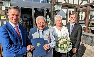 Landrat Michael Stickeln überreicht Gerd Thöne im Beisein seiner Ehefrau Annette und Bürgermeister Tobias Scherf das Bundesverdienstkreuz. - Burkhard Battran Landrat Michael Stickeln überreicht Gerd Thöne im Beisein seiner Ehefrau Annette und Bürgermeister Tobias Scherf das Bundesverdienstkreuz. - Burkhard Battran