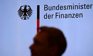 Bundesfinanzminister Christian Lindner vor dem Schriftzug seines Ministeriums. - Foto: Tobias Schwarz/AFP-Pool/dpa Bundesfinanzminister Christian Lindner vor dem Schriftzug seines Ministeriums. - Foto: Tobias Schwarz/AFP-Pool/dpa