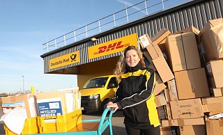 Nicole Geppert ist die Zustellteamleiterin in Bad Lippspringe. Zurzeit ist Hochkonjunktur, bis zu 2.000 Pakete gehen pro Tag an die Haushalte in Bad Lippspringe sowie auch in die lippischen Orte Kohlstädt und Oesterholz. - Uwe Müller Nicole Geppert ist die Zustellteamleiterin in Bad Lippspringe. Zurzeit ist Hochkonjunktur, bis zu 2.000 Pakete gehen pro Tag an die Haushalte in Bad Lippspringe sowie auch in die lippischen Orte Kohlstädt und Oesterholz. - Uwe Müller