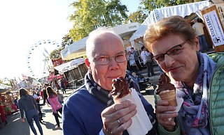 Zeit für eine Abkühlung: Bei Temperaturen jenseits der 20 Grad schmeckt das Eis wie im Hochsommer. Johanna und Josef Ernstberger aus Elsen genießen den Katharinenmarkt jedenfalls in vollen Zügen. - Jens Reddeker Zeit für eine Abkühlung: Bei Temperaturen jenseits der 20 Grad schmeckt das Eis wie im Hochsommer. Johanna und Josef Ernstberger aus Elsen genießen den Katharinenmarkt jedenfalls in vollen Zügen. - Jens Reddeker