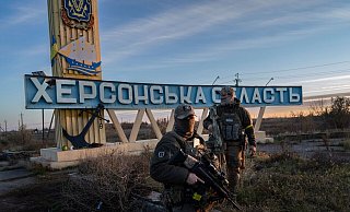 Zwei ukrainische Soldaten stehen neben einem Schild mit der Aufschrift «Region Cherson». Die Stadt Cherson wurde Mitte November von der Ukraine zurückerobert. - Bernat Armangue/AP/dpa Zwei ukrainische Soldaten stehen neben einem Schild mit der Aufschrift «Region Cherson». Die Stadt Cherson wurde Mitte November von der Ukraine zurückerobert. - Bernat Armangue/AP/dpa