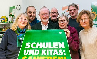 Sabine Althoff (v.l.), Vural Ipek, Michael Preiß, Irene Broßeit, Johannes Ridderbusch und Barbara Lux vom Stadtverband von Bündnis 90/Die Grünen hoffen, dass ihr Bürgermeisterkandidat Claudio Vendramin (3. v. l.) mit grünen und sozialen Themen bei den Kommunalwahlen punkten kann. - Ralf Bittner Sabine Althoff (v.l.), Vural Ipek, Michael Preiß, Irene Broßeit, Johannes Ridderbusch und Barbara Lux vom Stadtverband von Bündnis 90/Die Grünen hoffen, dass ihr Bürgermeisterkandidat Claudio Vendramin (3. v. l.) mit grünen und sozialen Themen bei den Kommunalwahlen punkten kann. - Ralf Bittner