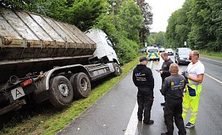Lkw rutscht in Bielefeld in den Graben. - Charlotte Mahncke Lkw rutscht in Bielefeld in den Graben. - Charlotte Mahncke