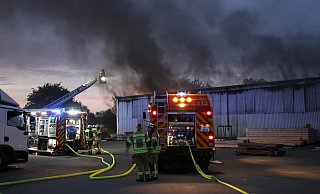Dichter Brandrauch drang aus einer Lagerhalle am Mühlenweg in Rimbeck: Zu dem Einsatz war im vergangenen Jahr am 4. Juli in den frühen Morgenstunden ein Großaufgebot der Feuerwehr ausgerückt. - Dieter Scholz Dichter Brandrauch drang aus einer Lagerhalle am Mühlenweg in Rimbeck: Zu dem Einsatz war im vergangenen Jahr am 4. Juli in den frühen Morgenstunden ein Großaufgebot der Feuerwehr ausgerückt. - Dieter Scholz