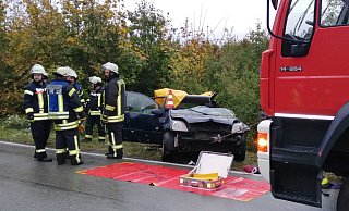 Ein schwerer Unfall ereignete sich am Freitagnachmittag zwischen Nieheim und Bad Driburg. - Burkhard Battran Ein schwerer Unfall ereignete sich am Freitagnachmittag zwischen Nieheim und Bad Driburg. - Burkhard Battran