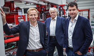 Ausrichtung für die Zukunft: Norbert und Daniel Hüttenhölscher (r.) sind stolz Rolf Beckhoff (l.) für die Geschäftsführung gewonnen zu haben. - Sarah Jonek Fotografie Ausrichtung für die Zukunft: Norbert und Daniel Hüttenhölscher (r.) sind stolz Rolf Beckhoff (l.) für die Geschäftsführung gewonnen zu haben. - Sarah Jonek Fotografie
