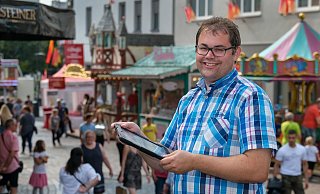Das iPad als ständiger Begleiter: Marktmeister Matthias Amediek hat auch unterwegs sämtliche Libori-Daten stets zur Hand. - Andreas Zobe Das iPad als ständiger Begleiter: Marktmeister Matthias Amediek hat auch unterwegs sämtliche Libori-Daten stets zur Hand. - Andreas Zobe