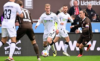 SCP-Sechser Mattes Hansen (l.), der hier gegen St. Paulis Kapitän Jackson Irvine den Ball behauptet, machte sein erstes Spiel am Millerntor. - Witters SCP-Sechser Mattes Hansen (l.), der hier gegen St. Paulis Kapitän Jackson Irvine den Ball behauptet, machte sein erstes Spiel am Millerntor. - Witters