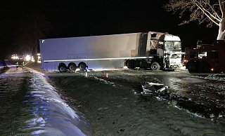 Auf schneeglatter Fahrbahn hat der Fahrer die Kontrolle über den Sattelschlepper verloren. Das Fahrzeug prallte gegen ein Baum, der Fahrer erlitt schwere Verletzungen. - LZ Peckelsheim Auf schneeglatter Fahrbahn hat der Fahrer die Kontrolle über den Sattelschlepper verloren. Das Fahrzeug prallte gegen ein Baum, der Fahrer erlitt schwere Verletzungen. - LZ Peckelsheim
