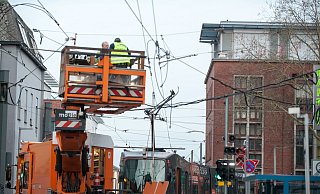 Wie bei diesem Unfall am 20. März in der Nikolaus-Dürkopp-Straße, müssen auch heute Techniker den Stromabnehmer einer Stadtbahn reparieren. Diesmal ist die Linie 1 betroffen. - Symbolfoto: Christian Mathiesen Wie bei diesem Unfall am 20. März in der Nikolaus-Dürkopp-Straße, müssen auch heute Techniker den Stromabnehmer einer Stadtbahn reparieren. Diesmal ist die Linie 1 betroffen. - Symbolfoto: Christian Mathiesen