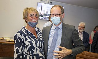 Bernd Poggemöller bleibt Bürgermeister von Löhne. Ehefrau Ulrike ist die erste Gratulantin, im Hintergrund freut sich SPD-Fraktionschef Wolfgang Böhm. - Niklas Tüns Bernd Poggemöller bleibt Bürgermeister von Löhne. Ehefrau Ulrike ist die erste Gratulantin, im Hintergrund freut sich SPD-Fraktionschef Wolfgang Böhm. - Niklas Tüns