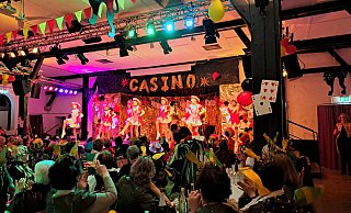 Nieheims Juniorengarde bringt Stimmung in die Halle - und einige Luftballons zum Platzen. - Madita Schellenberg Nieheims Juniorengarde bringt Stimmung in die Halle - und einige Luftballons zum Platzen. - Madita Schellenberg