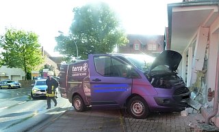 Das Firmenfahrzeug prallte mit der Front gegen die Hauswand. - Polizei Minden-Lübbecke Das Firmenfahrzeug prallte mit der Front gegen die Hauswand. - Polizei Minden-Lübbecke