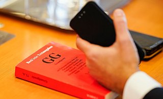 Artikel 3 des Grundgesetzes besagt, dass niemand wegen seines Geschlechtes, Abstammung, Rasse, Sprache, Heimat, Herkunft, Glaubens oder politischen Anschauungen benachteiligt oder bevorzugt werden darf. - Uwe Anspach/dpa Artikel 3 des Grundgesetzes besagt, dass niemand wegen seines Geschlechtes, Abstammung, Rasse, Sprache, Heimat, Herkunft, Glaubens oder politischen Anschauungen benachteiligt oder bevorzugt werden darf. - Uwe Anspach/dpa